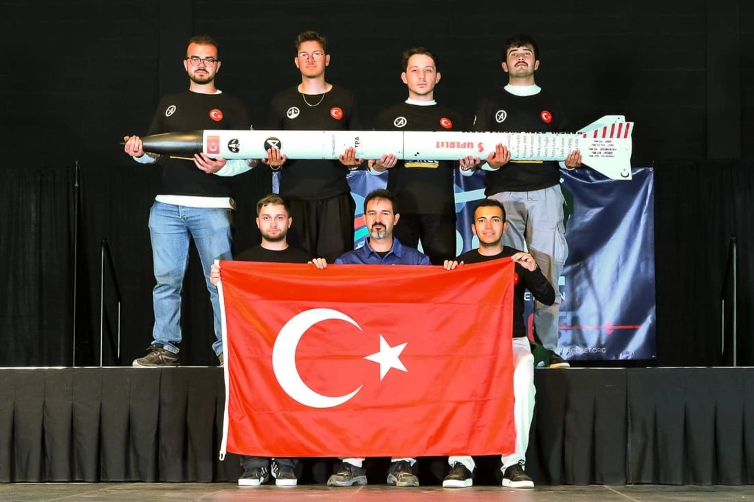 Akınay ekibi roket ve Türk bayrağıyla