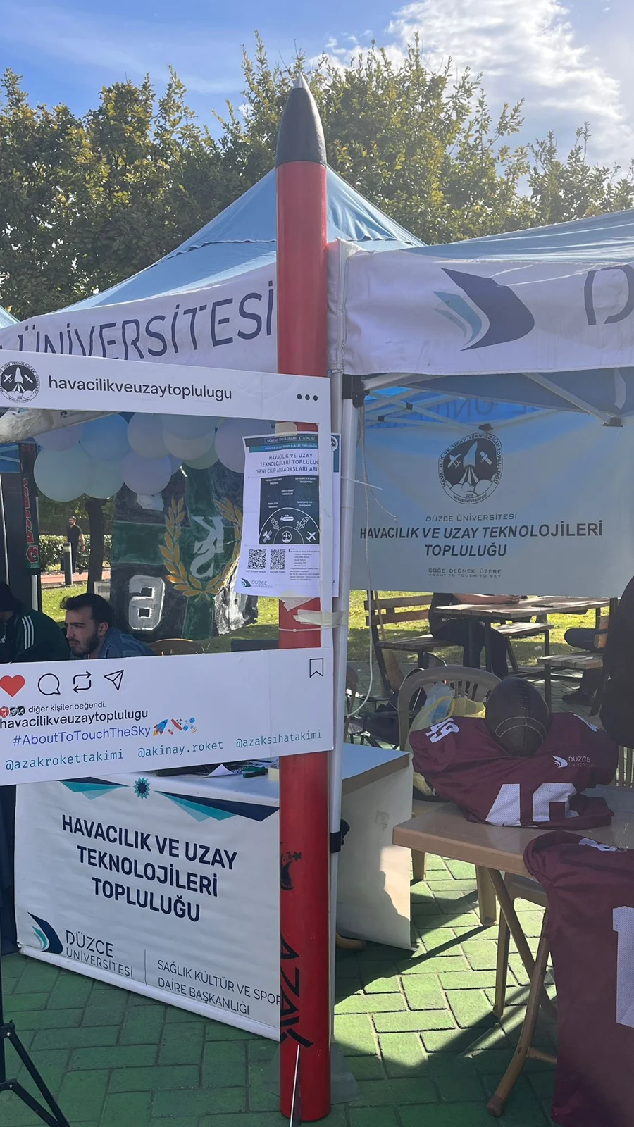 Üniversite standında roket sergisi